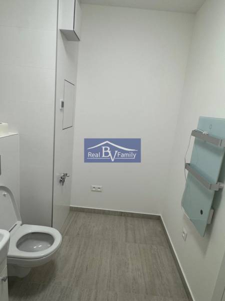 07 - PRI VOJENSKOM CINTORÍNE.jpg