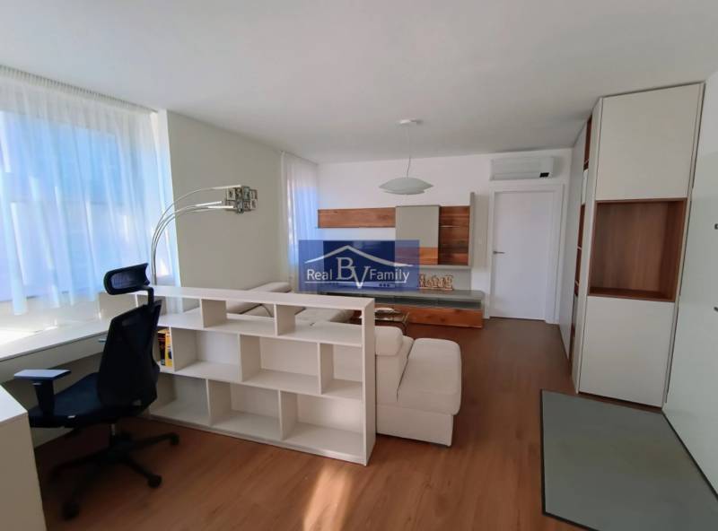 01 - MARTINA BENKU.jpg