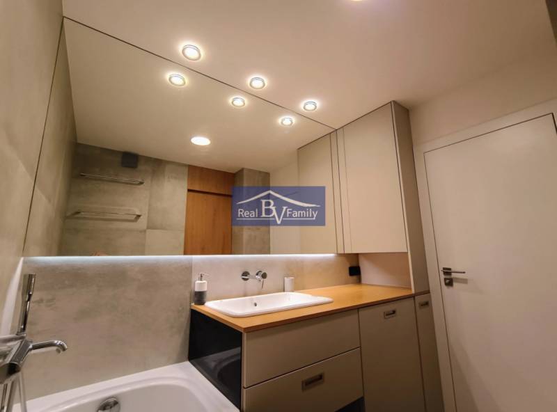 08 - MARTINA BENKU.jpg